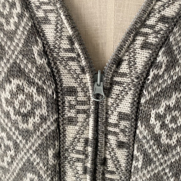 Sweater With Hood! Gray & White - Picture 5 of 7